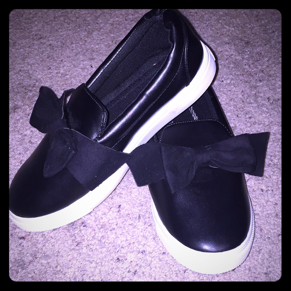 Black slip on loafer tennis shoes w/bow